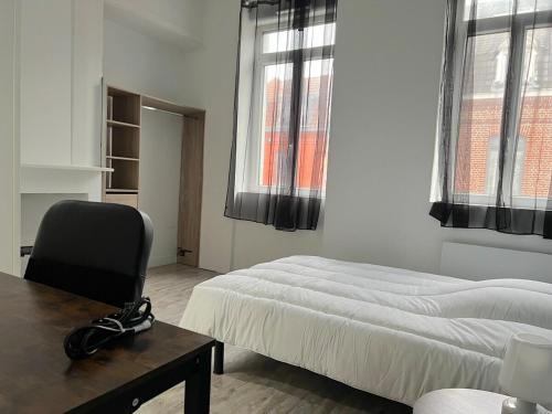 1 dormitorio con 1 cama, 1 silla y ventanas en Maison Cosy 5 chambres 3 SDB proche Lille, en Roubaix