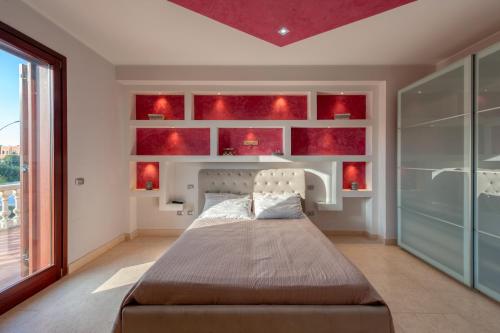 Un pat sau paturi într-o cameră la Villa Sabina - Appartamento Cobalto
