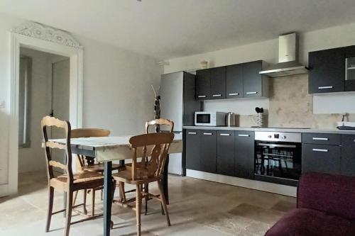 une cuisine avec une table et des chaises dans une pièce dans l'établissement Countryside Annexe with private garden, à La Sauvetat-du-Dropt