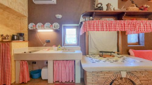 - une cuisine avec un évier et une cuisinière dans l'établissement Studio Nadja, à Zambratija