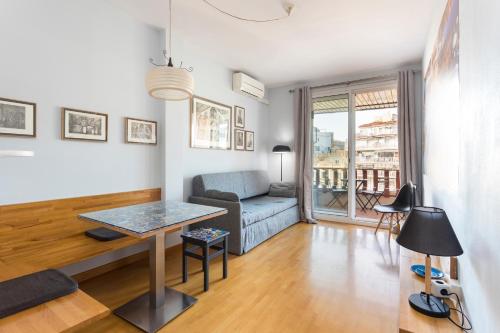 ein Wohnzimmer mit einem Sofa und einem Tisch in der Unterkunft The Best Barcelona in Barcelona