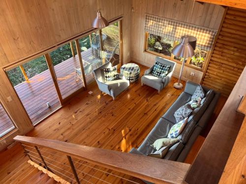 an overhead view of a living room with a couch and chairs at Loerie Lodge in Keurboomstrand