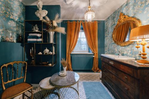 baño con paredes azules, mesa y lavamanos en Idyllischer Bauernhof mit viel Charme en Arnsdorf