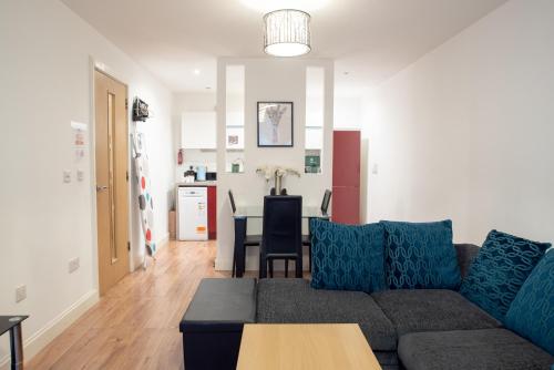 sala de estar con sofá y mesa en Spacious 1 bed Apartment with workspace, Coffee & FREE Parking en Birmingham