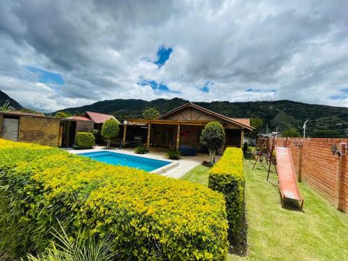 Piscina a Alegre villa con piscina para uso familiar de 3 dormitorios o a prop