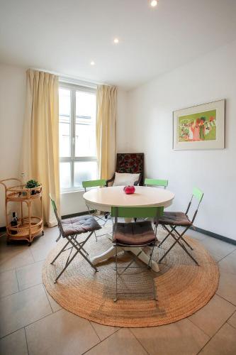 a table and chairs in a living room at Centre historique vue cathédrale in Lisieux