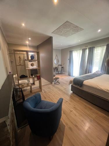 Una cama o camas en una habitación de Le'Ciara Luxury Guest House