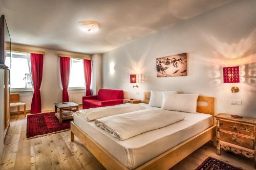 a bedroom with a large bed and a large window at Garni B&B Am Schloss in Brunico