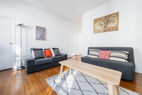 un salon avec un canapé et une table dans l'établissement Appartement Paisible Proximité des Halle - 4P - FLAT-GUEST, à Paris