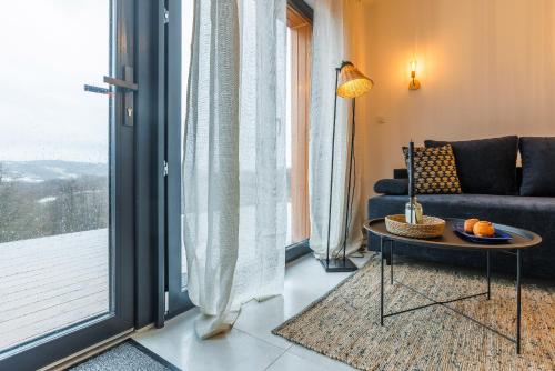 Χώρος καθιστικού στο Domki W Sam Las & SPA Lubenia