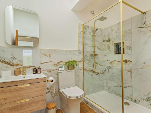 y baño con ducha, aseo y lavamanos. en 2 Bed in Sowerby Bridge 93344, en Ripponden