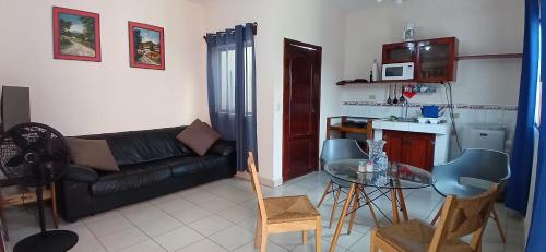 a living room with a couch and a table at Apartamentos Nokal in Masaya