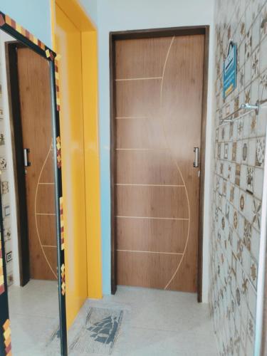 - une porte en bois dans une chambre avec un mur dans l'établissement Alu Azul 1, à Barra de São Miguel