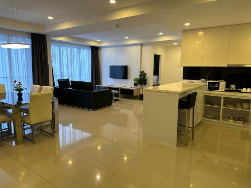 a living room with a kitchen and a dining room at Premium Family 3BR Genting Ion Delemen in Genting Highlands
