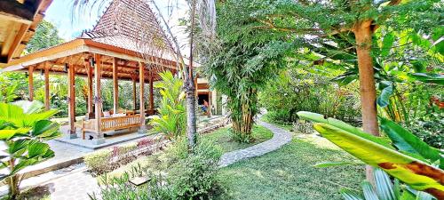 Κήπος έξω από το VILLA LE PETIT LEON "Authentic Traditional Wooden House"