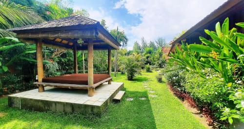 Κήπος έξω από το VILLA LE PETIT LEON "Authentic Traditional Wooden House"