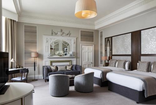 曼徹斯特的住宿－The Midland，酒店客房,设有两张床和一张沙发