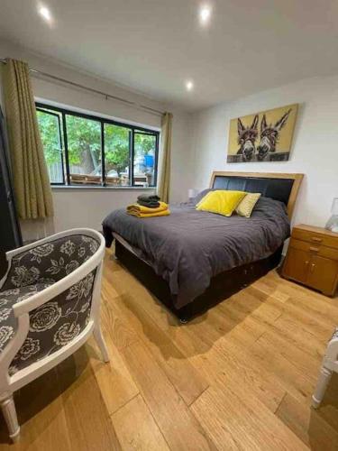 ein Schlafzimmer mit einem Bett und einem Stuhl in der Unterkunft Hendrix’s cottage in Lincoln