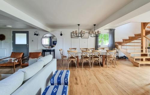sala de estar con sofá, mesa y sillas en 7 Bedroom Lovely Home In Szalstry en Szałstry