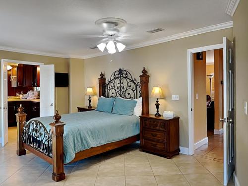 ein Schlafzimmer mit einem großen Bett mit blauen Kissen in der Unterkunft Boca Shores 314 in St Pete Beach