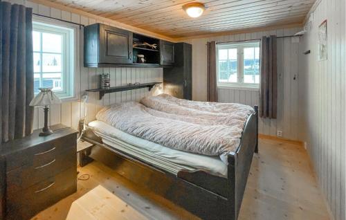 1 dormitorio con 1 cama, vestidor y ventanas en 4 Bedroom Stunning Home In Svingvoll en Svingvoll