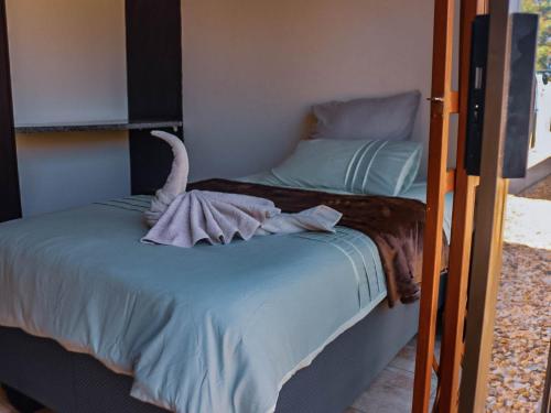 1 dormitorio con 2 literas y un elefante en la cama en Alldays Sunset Lodge, en Alldays