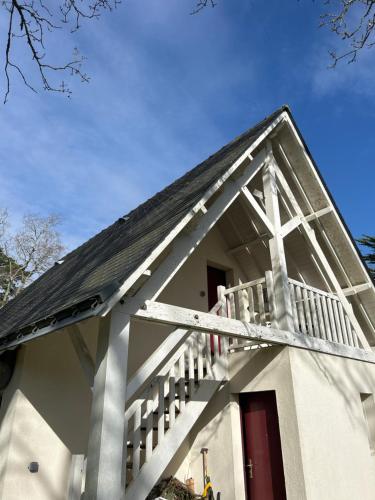 a white house with a gambrel roof at Cottage Guerande in Guérande