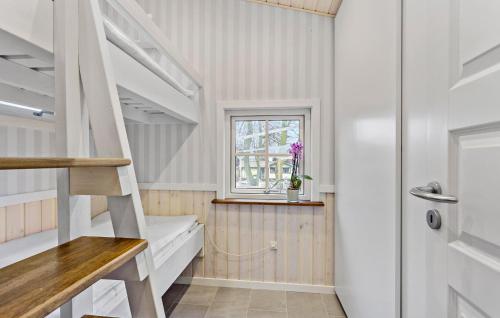 ein Badezimmer mit einem Etagenbett und einer Leiter in der Unterkunft Gorgeous Home In Otterup With Wifi in Otterup