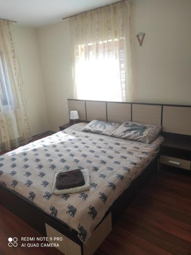 Ce lit se trouve dans un dortoir doté d'une fenêtre. dans l'établissement Vila Maria, à Buşteni