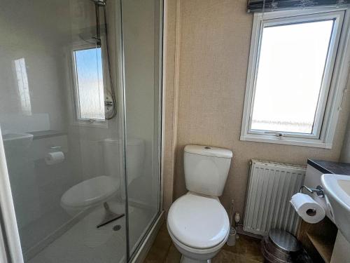 Ένα μπάνιο στο 6 Berth Luxury Caravan With Full Sea Views At Azure Seas In Suffolk Ref 32069az