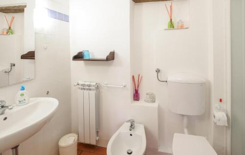 4 Bedroom Lovely Apartment In Pacianoにあるバスルーム