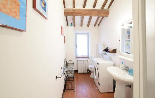 een witte badkamer met een toilet en een wastafel bij Amazing Apartment In Paciano With Kitchen in Paciano