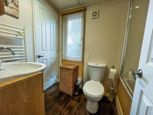 łazienka z toaletą i umywalką w obiekcie Pet Friendly, Luxury Caravan For Hire In Suffolk By The Beach Ref 32203og w mieście Lowestoft