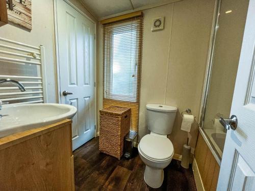 Et bad på Pet Friendly, Luxury Caravan For Hire In Suffolk By The Beach Ref 32203og