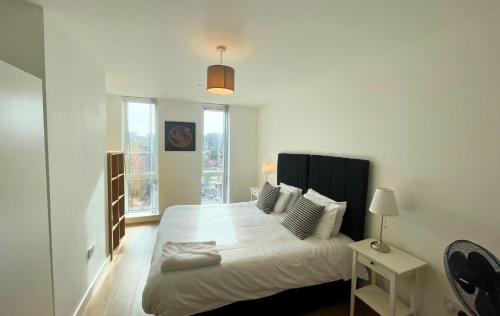 Giường trong phòng chung tại Bracknell Stylish Two Bedroom Apartment