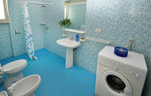 a blue bathroom with a washing machine in it at Awesome Apartment In Gallipoli With 3 Bedrooms in Gallipoli