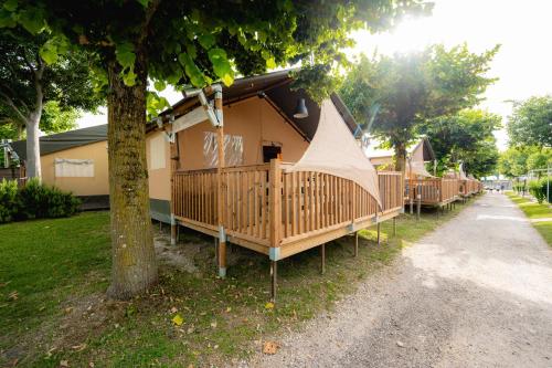 ein Haus mit einer Veranda mit Tipi drauf in der Unterkunft Glamping Virton in Virton