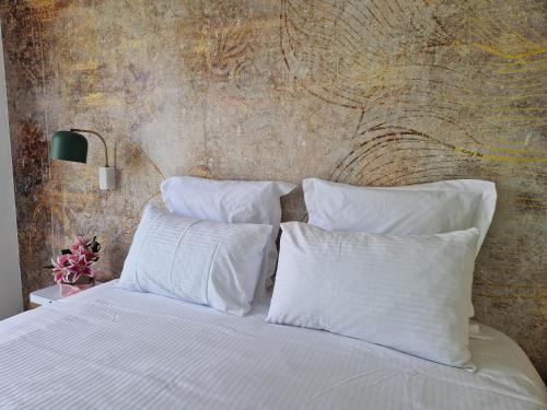 ラ・マンブロル・シュル・ショワジーユにあるChambre d'hôtesのベッド(白いシーツ、枕付)