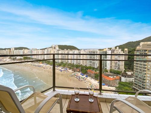 d'un balcon avec vue sur la plage et les bâtiments. dans l'établissement Vista incrível Beira-Mar Espaçoso 4 Qts AC, à Guarujá