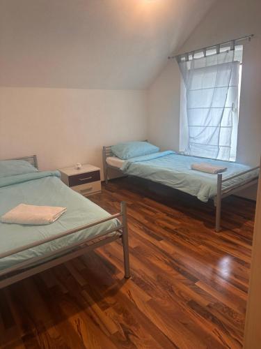 Habitación con 2 camas y suelo de madera. en Dubrovnik1, en Mönchengladbach