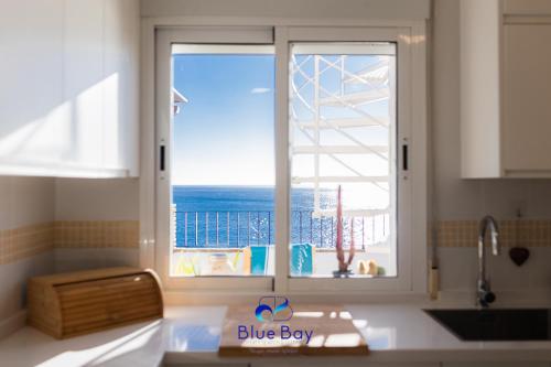 cocina con ventana y vistas al océano en Penthouse La Roca, en La Herradura