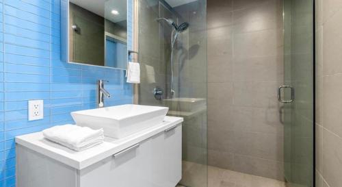y baño con lavabo blanco y ducha. en Resort Inn Centrum en Szczecin