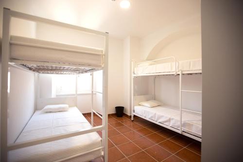 מיטה או מיטות קומותיים בחדר ב-HI Évora – Pousada de Juventude