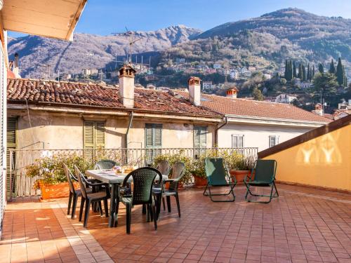 eine Terrasse mit einem Tisch und Stühlen auf dem Balkon in der Unterkunft Apartment La Terrazza sul Borgo by Interhome in Bellano