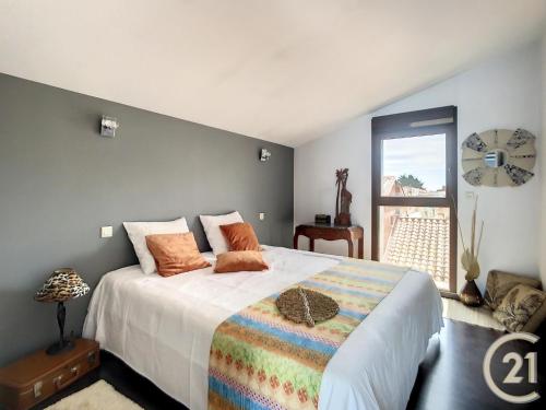 una camera da letto con un grande letto con una coperta colorata di Maison de village - Haut de Gamme avec patio a Thuir
