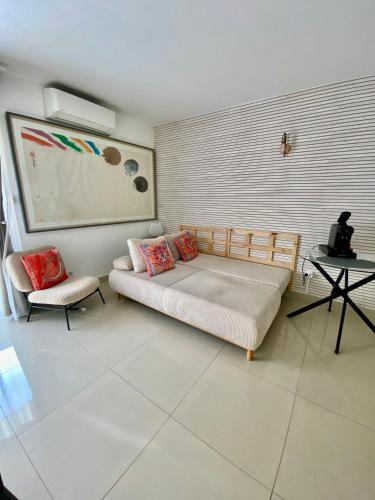 un salon avec un canapé et une chaise dans l'établissement 3 pièces- Vieux port- Terrasse - Parking Possible, à Cannes