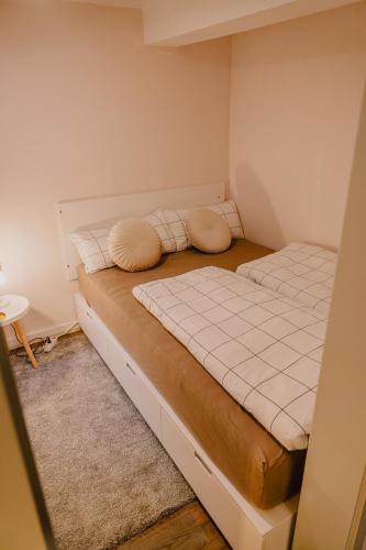 a bed with two pillows on it in a room at Gemütliches Haus mit 2 Zimmern in Vallendar