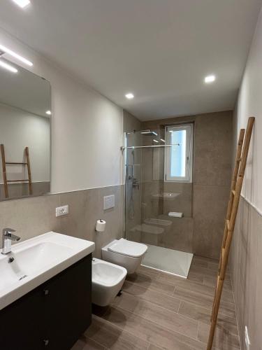 ein Bad mit einem WC, einer Dusche und einem Waschbecken in der Unterkunft Tanny's Home in Verona