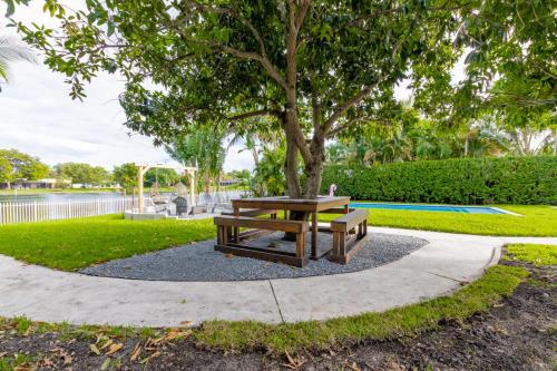Taman di luar Lakefront Villa and Paddle Board TGH