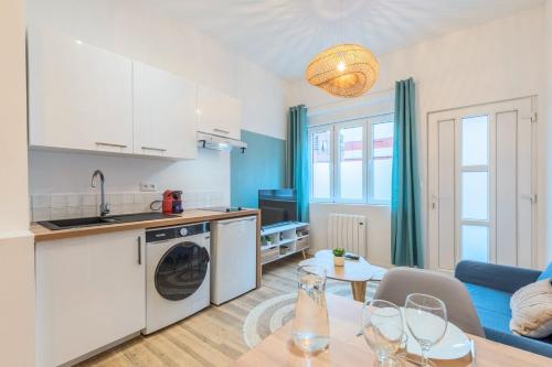 Il comprend une cuisine et un salon avec une table. dans l'établissement Studio near tram & Parc Barbieux, CHR + parking, à Roubaix